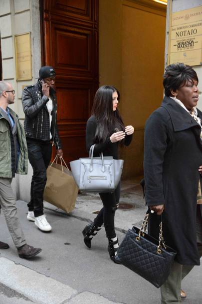 Il calciatore della Juventus Paul Pogba, con fidanzata e mamma, sorpreso nell&#39;immancabile giro di shopping nelle vie del lusso di Milano (Olycom)
